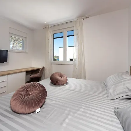 Villa Royal House 3 *