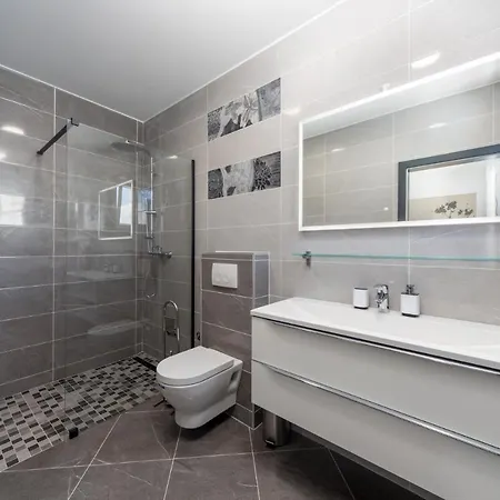 Royal House 3 *